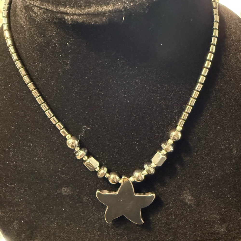 Hematite star necklace - Picture 2 of 5